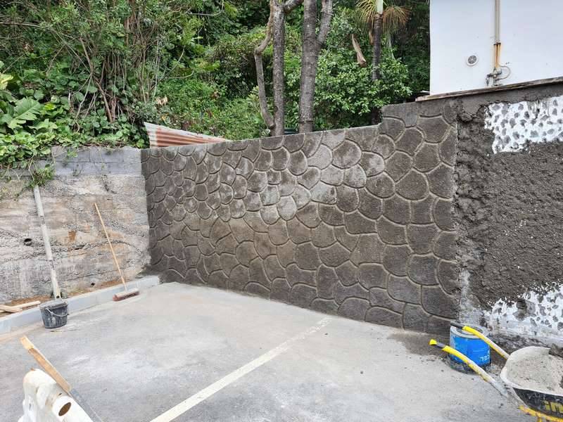 création de mur à Petite Île